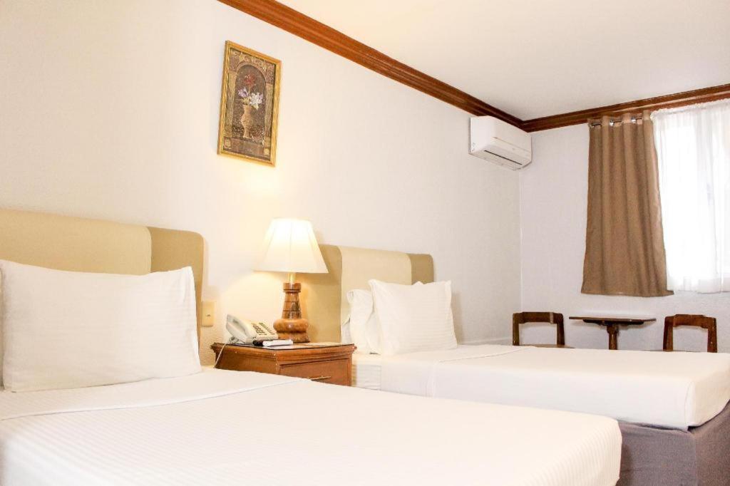 Las Palmas Hotel De Manila Esterno foto